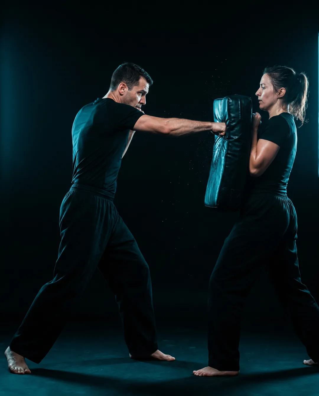 Entraînement de Krav Maga à l'AKDC, garde défensive dans un dojo sombre